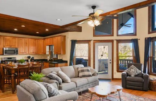 Owl Town Retreat Cabina | Private Cabin, Mtn view, hot tub, game room, fire pit