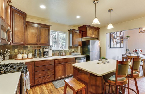Lakehead Cabina | Private Cabin w/ Forest Views & Grill in Lakehead!