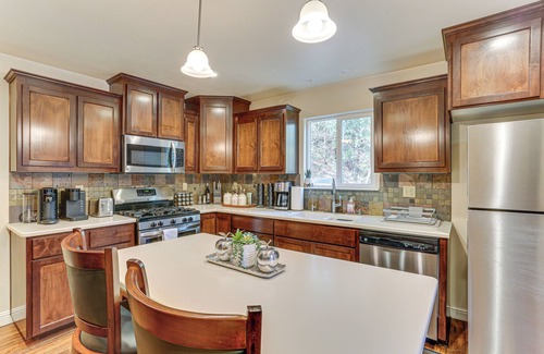 Lakehead Cabina | Private Cabin w/ Forest Views & Grill in Lakehead!