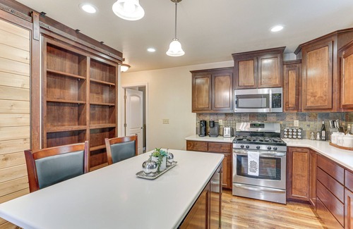 Lakehead Cabina | Private Cabin w/ Forest Views & Grill in Lakehead!