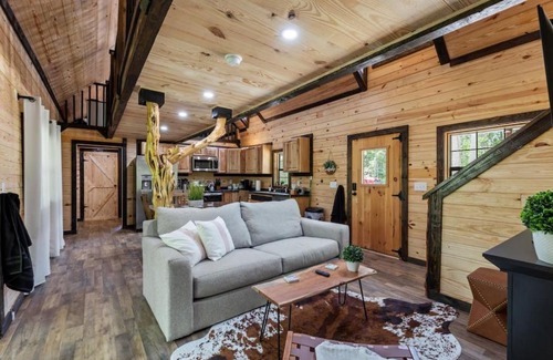 Campton Casa | Private Cabin w King Bed and Private Hot Tub