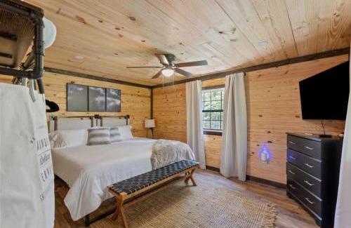 Campton Casa | Private Cabin w King Bed and Private Hot Tub
