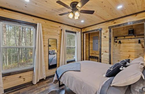 Campton Casa | Private Cabin w King Bed and Private Hot Tub