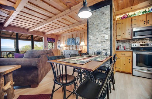 Franklin Cabina | Private cabin with breathtaking mountain view, large deck, fireplace & firepit