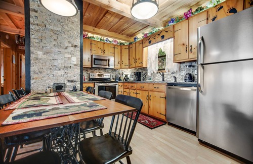 Franklin Cabina | Private cabin with breathtaking mountain view, large deck, fireplace & firepit