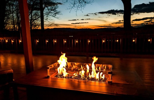 Franklin Cabina | Private cabin with breathtaking mountain view, large deck, fireplace & firepit