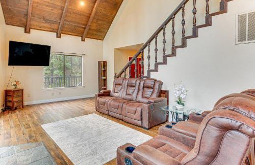 Lakehead Casa | Private Cabin with Forest Views and Grill in Lakehead!