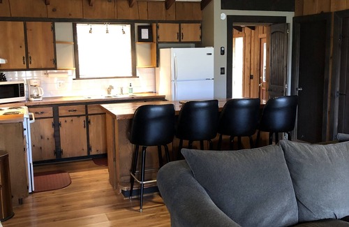 Hayesville Cabina | Cabaña privada con vistas al lago y al monte, acceso de 1 milla al lago, ubicación conveniente.