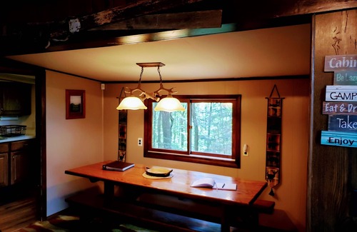 Jones Mills Chalet De Esquí | Cabaña rústica cerca de 7 Springs - Privado - Lago - 10 acres - ¡Increíble, solo mire!