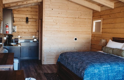 Hanksville Cabina | Private cabins near Goblin Valley State Park. Pet-Friendly!