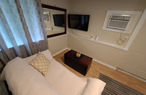 Northside Cabaña | Private Carriage House and Driveway