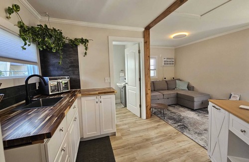 Rutland Cabaña | Private carriage house w/ Hot tub &Pool