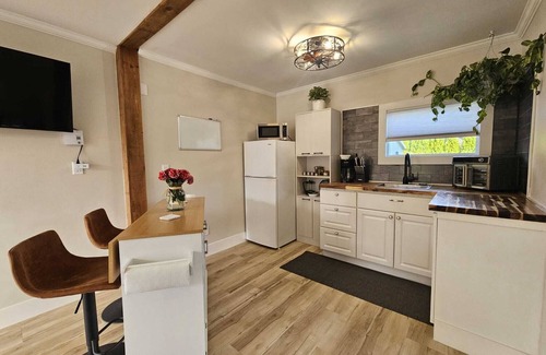 Rutland Cabaña | Private carriage house w/ Hot tub &Pool