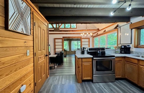 Danbury Casa | Private Chalet, 3 Queen beds on Trails in Voyager