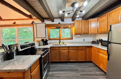 Danbury Casa | Private Chalet, 3 Queen beds on Trails in Voyager