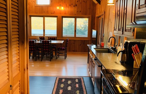 Bolton Landing Chalet De Esquí | RESERVE SU ACOGIDA ESCAPADA DE OTOÑO EN EL LAGO EN BOLTON LANDING