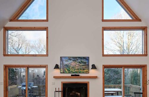 Roscoe Casa | Private Chalet with Fire Pit Deck and Large Yard