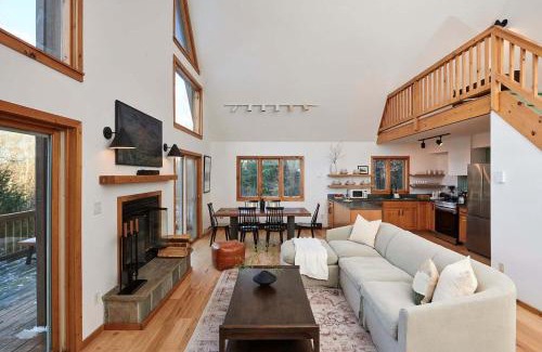Roscoe Casa | Private Chalet with Fire Pit Deck and Large Yard