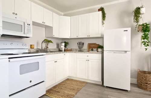 Parker Ridge Casa | Private charming King bed cottage quick drive to downtown and beach