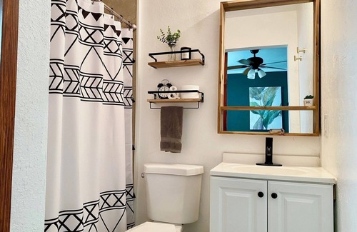Parker Ridge Casa | Private charming King bed cottage quick drive to downtown and beach