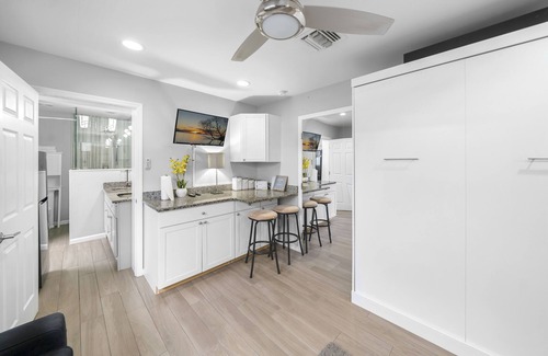 North Corals Casa | Private-Charming 1 Bed with Patio~2.5 miles to Beach 🌴