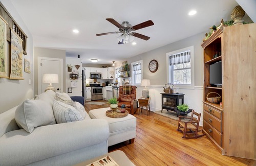 Lakeville Cabaña | Private Charming & Cozy -Lake Front Cottage- Great for Family, Friends & Couples