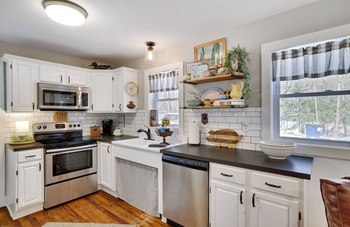 Lakeville Cabaña | Private Charming & Cozy -Lake Front Cottage- Great for Family, Friends & Couples