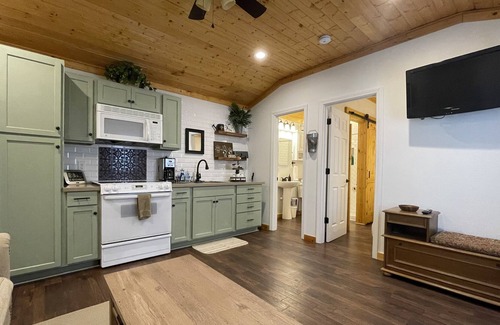 Bryan Cabina | Private charming deluxe cabin on 12-acres