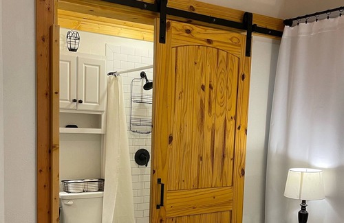 Bryan Cabina | Private charming deluxe cabin on 12-acres