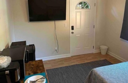 Woodland Hills Apartamento | Private Charming Master Bedroom