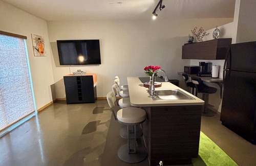 Midtown Apartamento | Private Charming Midtown 1-bedroom apartment in amazing Detroit with WiFi, AC