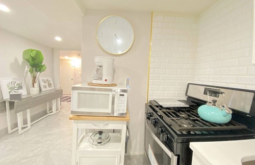 East New York Casa | Private Clean 3 Bedroom/ 1 Bathroom/ Free Parking / 5 min walk to Subway
