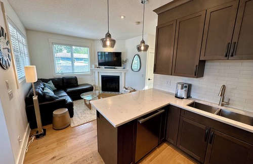 Northwest Calgary Apartamento | Private, clean, stocked carriage suite! 15 min to downtown, 45 min to mountains
