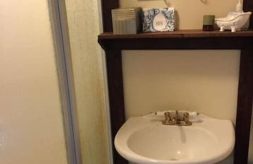 Pembine Casa | Private Colonial-themed room with shared bath and kitchenette