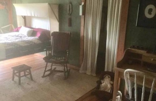 Pembine Casa | Private Colonial-themed room with shared bath and kitchenette