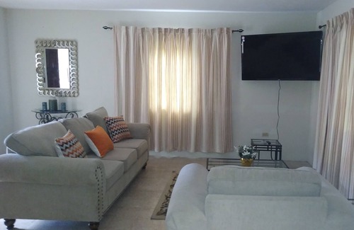 West Gate Hills Casa | Private, Comfortable Setting