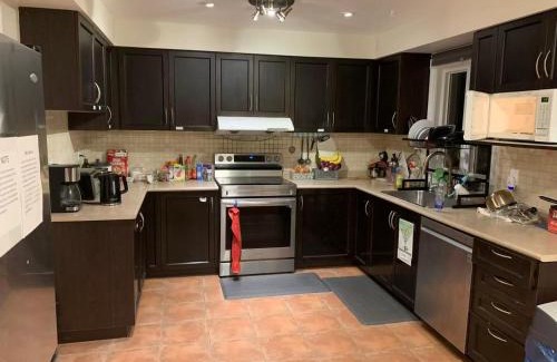 Mississauga Casa | Private comfortable M1 bedroom