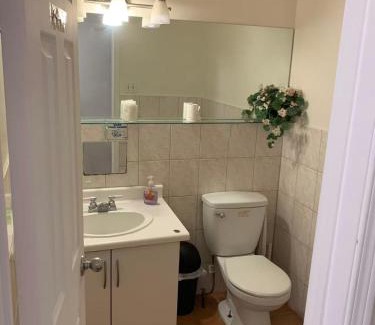Mississauga Casa | Private comfortable M1 bedroom
