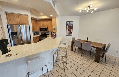 Ocean Park Condominio | Private condo with cozy beach vibes in Venice!