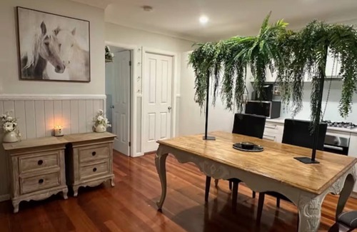 North Tamborine Cabaña | Private cottage inside Avalon Gardens estate, stroll to Gallery Walk