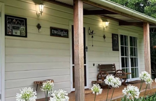 North Tamborine Cabaña | Private cottage inside Avalon Gardens estate, stroll to Gallery Walk