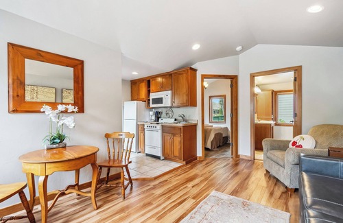 Fish Creek Cabaña | Private cottage in Downtown Fish Creek -Honeymooners paradise!