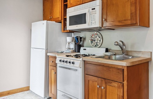 Fish Creek Cabaña | Private cottage in Downtown Fish Creek -Honeymooners paradise!