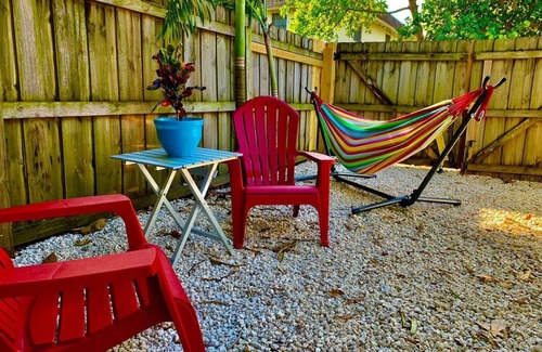 South Palm Park Neighborhood Association Cabaña | Private Cottage Lake Worth Beach/Palm Beach