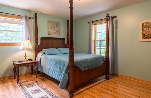 Kingsville Cabaña | Private Cottage on Bear Creek 100 acre Farm- hiking ,covered bridges,wineries