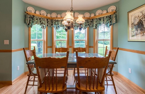 Kingsville Cabaña | Private Cottage on Bear Creek 100 acre Farm- hiking ,covered bridges,wineries