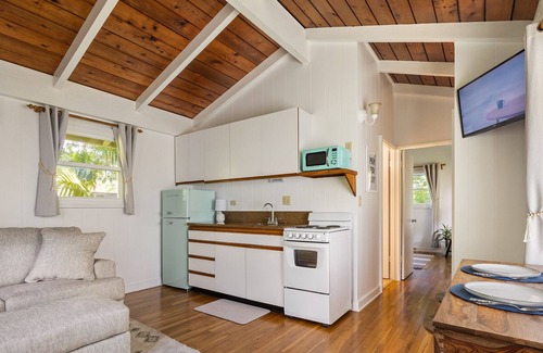 Kailua Cabaña | Private Cottage Steps to Kailua Beach! Air-conditioning, parking & washer/dryer