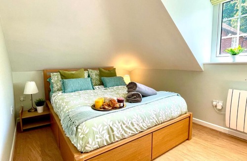 New Forest District Apartamento | Private, Couples Forest Escape - Free Parking - Stunning & Stylish 1 Bedroom Coach house! - 5 Minute Walk to a great bistro pub! - Great Location - Fast WiFi - Smart TV - Newly Refurbished! Direct New Forest access Close to Burley