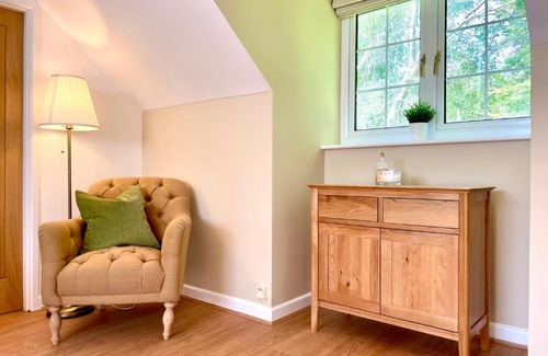 New Forest District Apartamento | Private, Couples Forest Escape - Free Parking - Stunning & Stylish 1 Bedroom Coach house! - 5 Minute Walk to a great bistro pub! - Great Location - Fast WiFi - Smart TV - Newly Refurbished! Direct New Forest access Close to Burley
