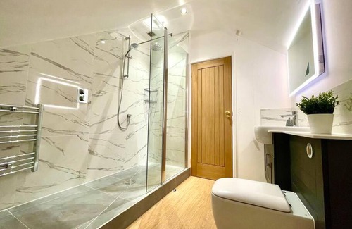 New Forest District Apartamento | Private, Couples Forest Escape - Free Parking - Stunning & Stylish 1 Bedroom Coach house! - 5 Minute Walk to a great bistro pub! - Great Location - Fast WiFi - Smart TV - Newly Refurbished! Direct New Forest access Close to Burley